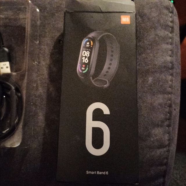 reloj digital smart band 6 en su caja con cargador