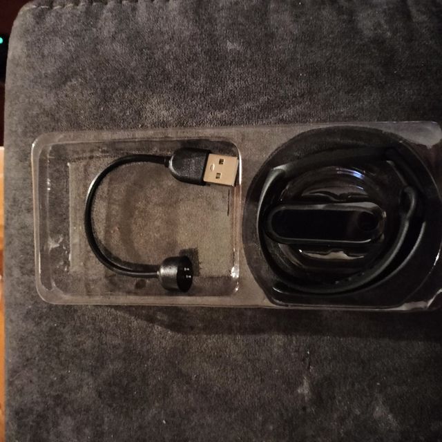 reloj digital smart band 6 en su caja con cargador