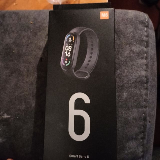reloj digital smart band 6 en su caja con cargador