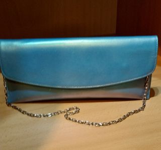 Zapatos de fiesta y cartera de mano.