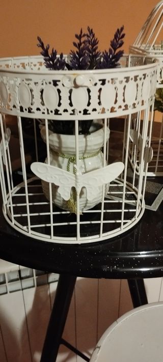 vendo jaulas con macetas y plantas artificiales