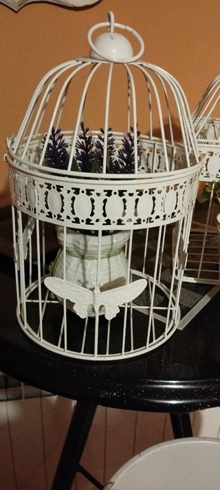 vendo jaulas con macetas y plantas artificiales