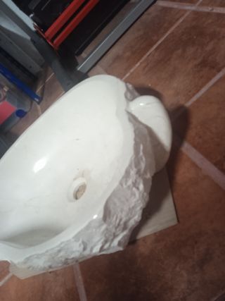 lavabo de piedra natural.