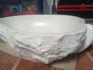 lavabo de piedra natural.