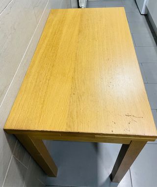 Mesa de madera extensible.