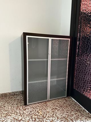 Armario de madera maciza con puertas de cristal.