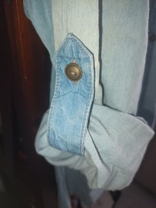 Camisa vaquera desgastada.