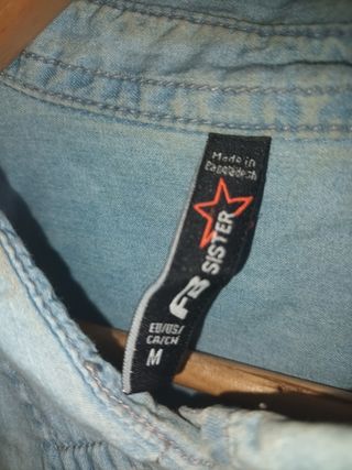 Camisa vaquera desgastada.