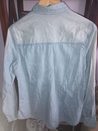 Camisa vaquera desgastada.