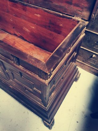 baúl antiguo madera.