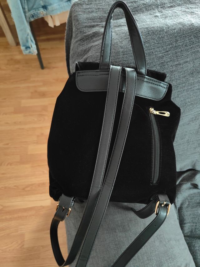 Mochila negra con flores