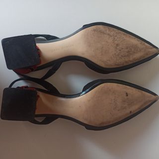 Zapatos ante con detalles rojo