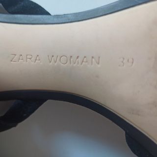 Zapatos ante con detalles rojo