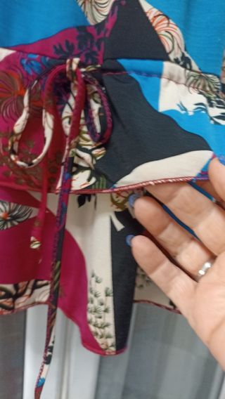 camisa presiosa con volantes y perlas en el escote