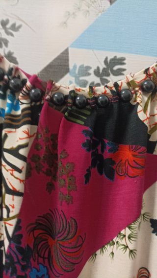 camisa presiosa con volantes y perlas en el escote