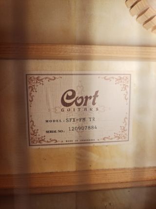 Guitarra Cort vermelha