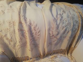 Fular bordado sin estrenar