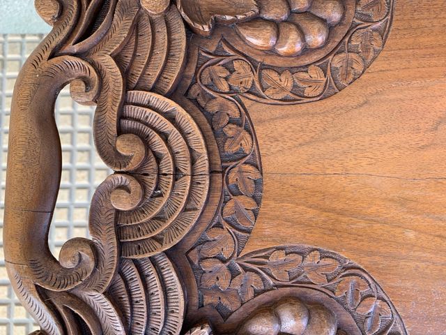 Mesita antigua de madera de nogal