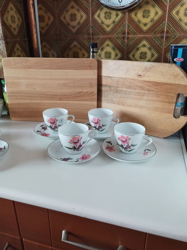 Juego de 4 tazas y platos