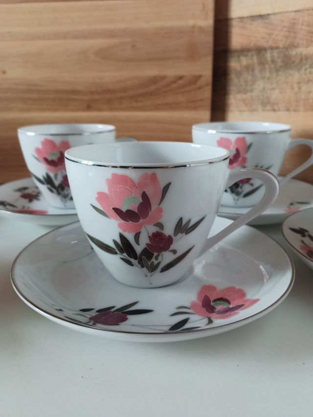 Juego de 4 tazas y platos