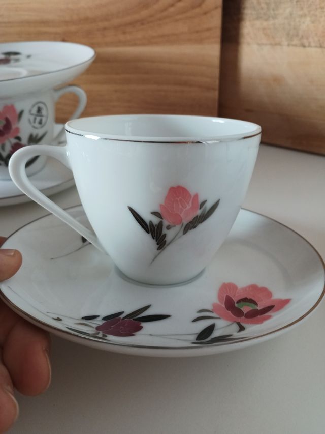 Juego de 4 tazas y platos