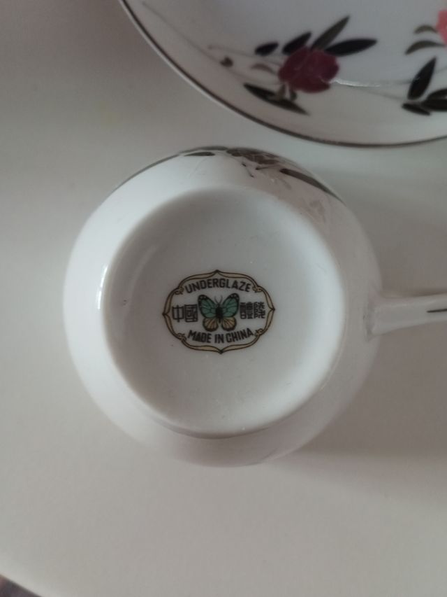 Juego de 4 tazas y platos