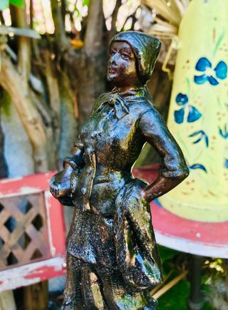 FIGURA MODERNISTA PESCATERA EN COLOR BRONCE