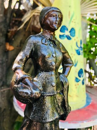 FIGURA MODERNISTA PESCATERA EN COLOR BRONCE