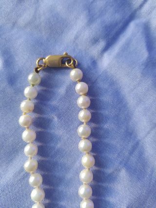 collar de perlas y colgante de rosas