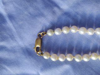 collar de perlas y colgante de rosas