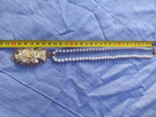 collar de perlas y colgante de rosas