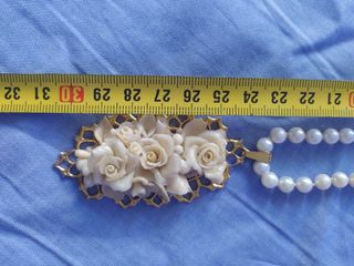 collar de perlas y colgante de rosas