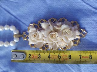 collar de perlas y colgante de rosas