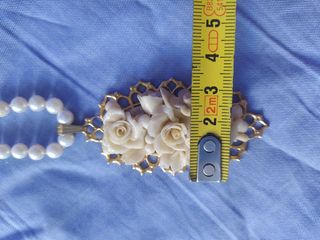 collar de perlas y colgante de rosas
