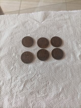 Pesetas, monedas de una peseta de franco y el rey.