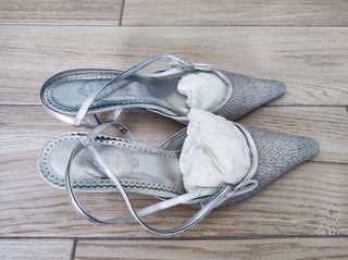 ZAPATO ELEGANTE PLATEADO MARIAN 38