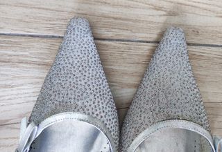 ZAPATO ELEGANTE PLATEADO MARIAN 38