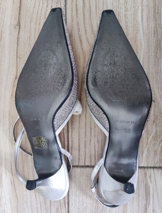 ZAPATO ELEGANTE PLATEADO MARIAN 38