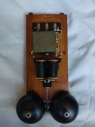 Antiguo timbre exterior de teléfono