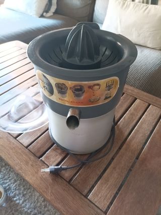 Exprimidor eléctrico marca Daewoo