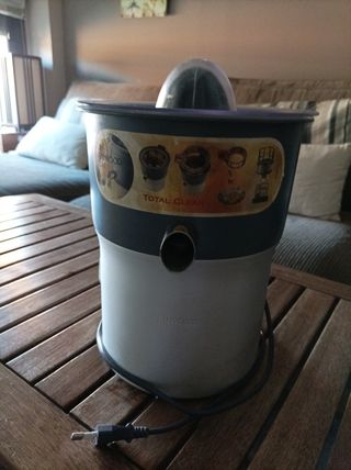 Exprimidor eléctrico marca Daewoo