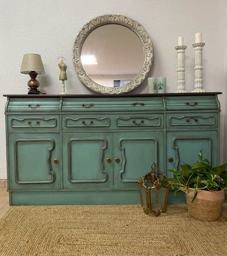 Aparador restaurado de color turquesa