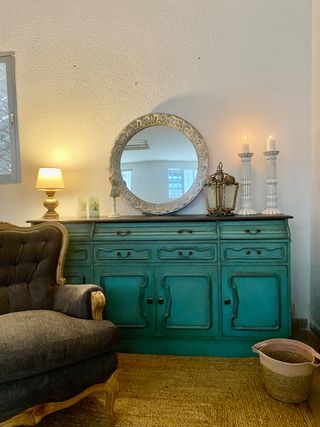 Aparador restaurado de color turquesa