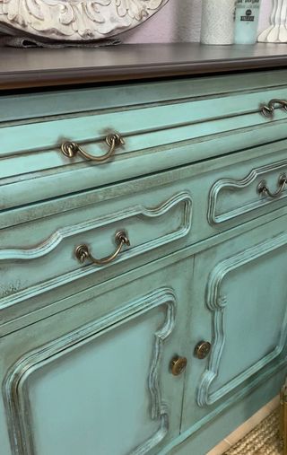 Aparador restaurado de color turquesa