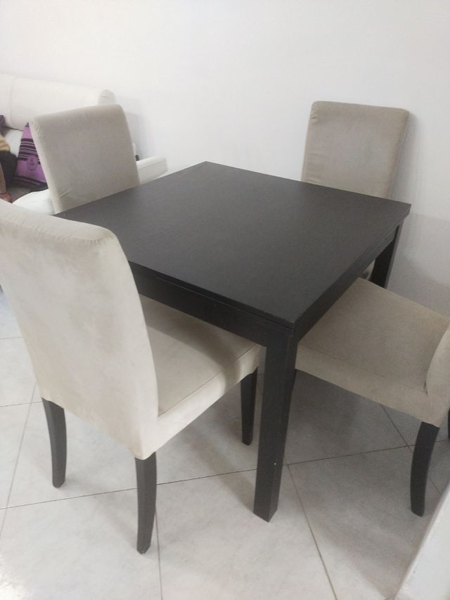 Mesa de salón + 4 sillas 