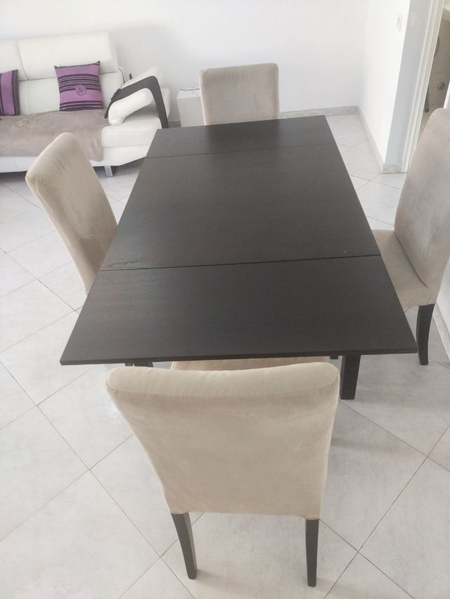 Mesa de salón + 4 sillas 