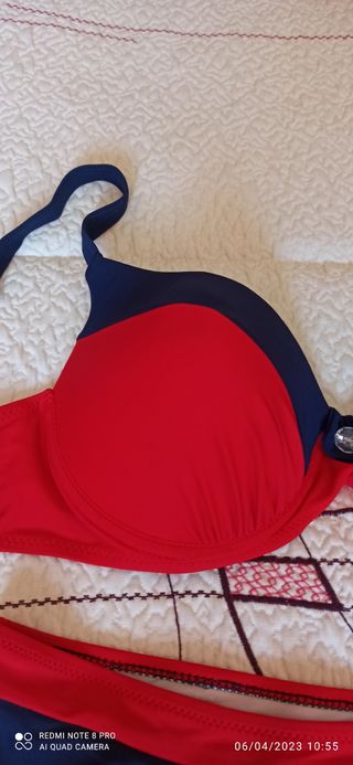 Bikini con aros rojo y azúl marino