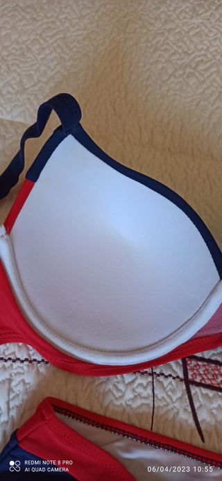 Bikini con aros rojo y azúl marino