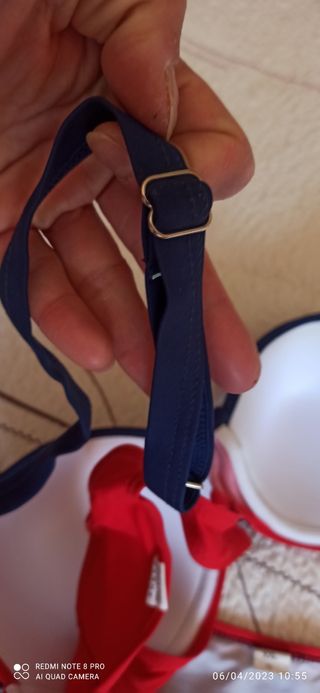 Bikini con aros rojo y azúl marino