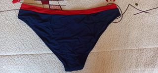 Bikini con aros rojo y azúl marino